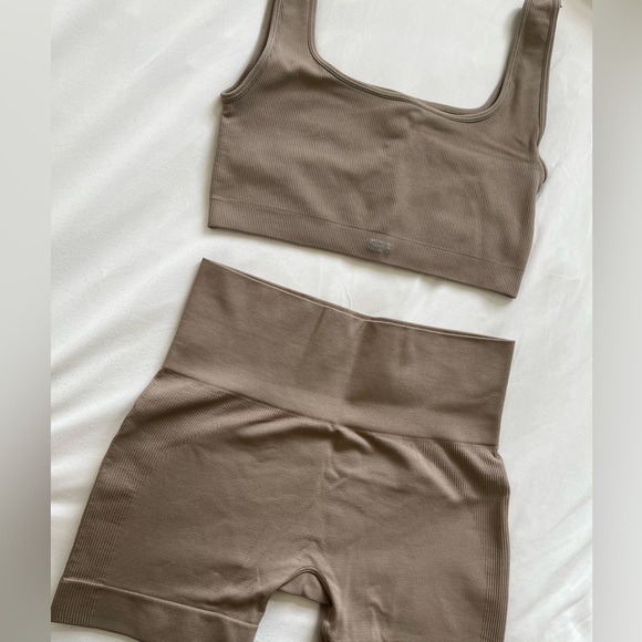 Set Active sports bra and shorts set in tan - Picture 3 of 4